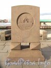 Памятный знак на месте стоянки крейсера «Аврора» на Английской набережной. Вид со стороны набережной. Фото сентябрь 2012 г.
