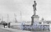 Памятник И.Ф Крузенштерну на набережной Лейтенанта Шмидта. Фотоальбом «Ленинград», 1959 г.