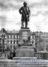 Памятник М. И. Глинке на Театральной площади. Фото М. Величко (из набора открыток «Памятники Ленинграда», 1957 год)