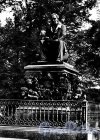 Памятник И. А. Крылову в Летнем саду. Фото М. Величко (из набора открыток «Памятники Ленинграда», 1957 год)