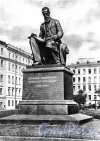 Памятник Н. А. Римскому-Корсакову на Театральной площади. Фото М. Величко (из набора открыток «Памятники Ленинграда», 1957 год)
