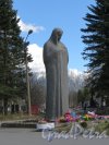 Южная кладбище. Статуя Скорбящей матери на главной аллеи Южного кладбища. 1 мая 2013 года.