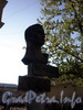 Памятник В.П.Чкалову в торце дома 1 по Чкаловскому проспекту. Октябрь 2008 г.