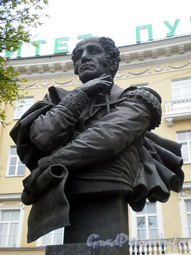 Памятник А. Бетанкуру в сквере перед корпусом Петербургского государственного университета путей сообщения (ПГУПС). Фото сентябрь 2009 г.
