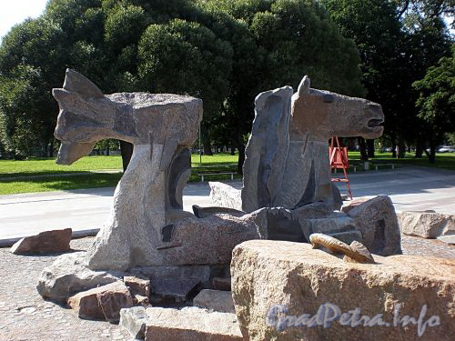 Скульптурная композиция-фонтан «Крылатый морской конь» у здания Администрации Приморского района. Фото август 2009 г.