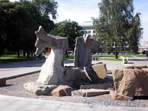 Скульптурная композиция-фонтан «Крылатый морской конь» у здания Администрации Приморского района. Фото август 2009 г.