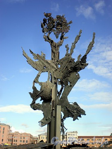 Памятный знак А. Нобелю на Петроградской набережной в створе Пинского переулка. Фото август 2009 г.