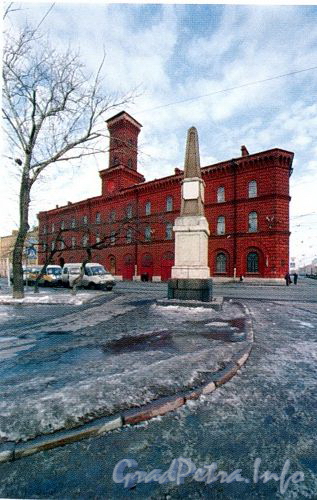 Верстовой столб на площади Репина. Фото 2004 г. (из книги «Старая Коломна»)