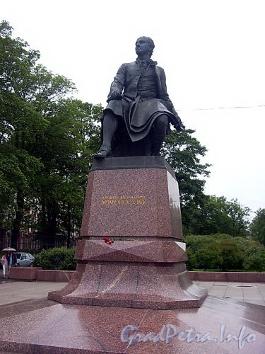 Памятник М.В. Ломоносову в начале Менделеевской линии. Фото июль 2004 г.