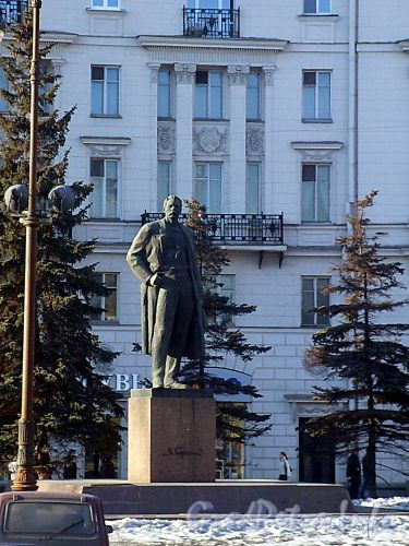 Памятник А.М. Горькому на пересечении Каменноостровского и Кронверкского проспектов. Фото март 2004 г.