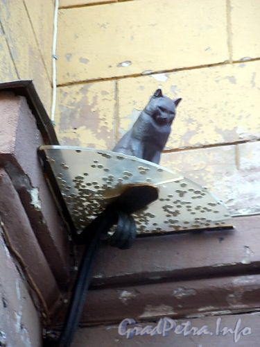 Мини-памятник «коту Елисею» на доме 8 по Малой Садовой улице. Фото июль 2004 г.