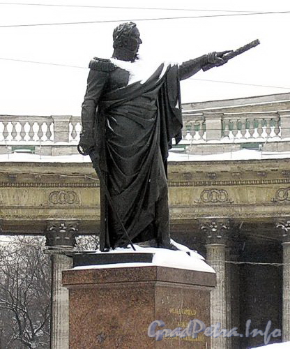 Памятник М.И. Кутузову у Казанского собора. Фото январь 2006 г.