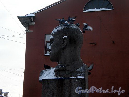 Памятник В.В. Маяковскому в сквере на пересечении улиц Некрасова и Маяковского. Фото декабрь 2009 г.