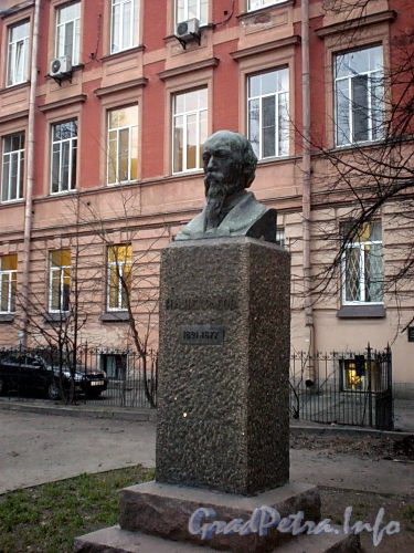 Памятник Н. А. Некрасову в сквере у дома 37 по Литейному проспекту. Фото декабрь 2009 г.