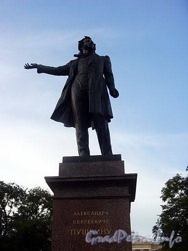 Памятник А.С. Пушкину на площади Искусств. Фото 2005 г.