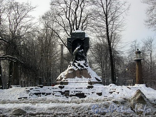 Памятник экипажу миноносца «Стерегущий» в Александровском парке. Фото 2005 г.