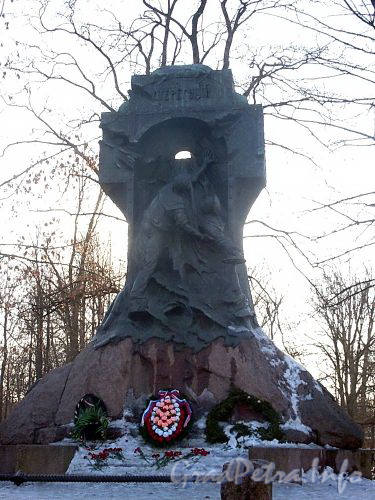Памятник экипажу миноносца «Стерегущий» в Александровском парке. Фото март 2004 г.