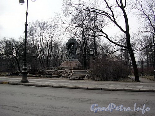 Памятник экипажу миноносца «Стерегущий» в Александровском парке. Фото апрель 2005 г.