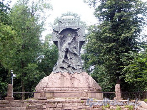 Памятник экипажу миноносца «Стерегущий» в Александровском парке. Фото август 2009 г.