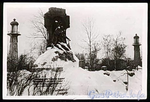 Памятник экипажу миноносца «Стерегущий» в Александровском парке.