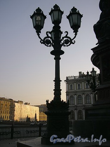 Фонарь у памятника Николаю I на Исаакиевской площади. Фото апрель 2005 г.