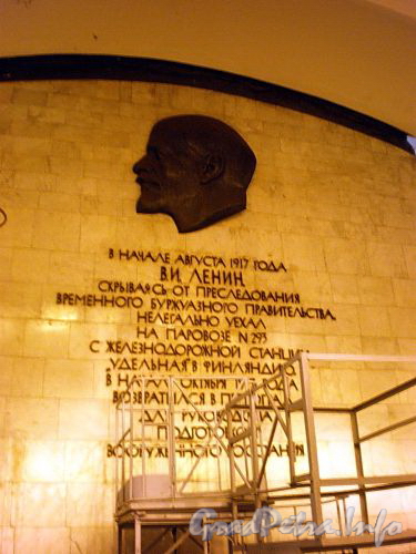 Барельеф В.И. Ленина на торцевой стене подземного вестибюля станции метро «Удельная». Фото апрель 2010 г.