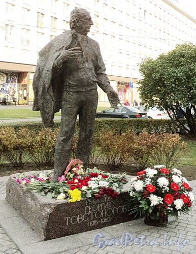 Памятник Г.А. Товстоногову в сквере Товстоногова. Фото октябрь 2010 г.
