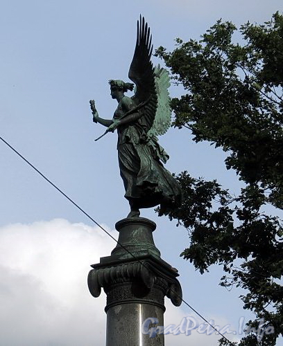 Статуя богини победы Ники на Колонне Славы на Конногвардейском бульваре. Фото июнь 2010 г.