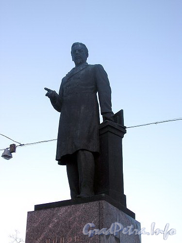 Памятник Попову А.С. В сквере между д.д. 39 и 41 по Каменноостровскому пр.