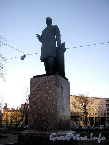 Памятник Попову А.С. В сквере между д.д. 39 и 41 по Каменноостровскому пр.