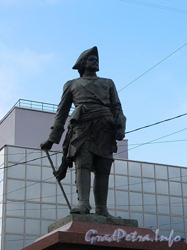 Памятник Петру I на Малом Сампсониевском проспекте напротив Сампсониевского собора. Фото октябрь 2010 г.