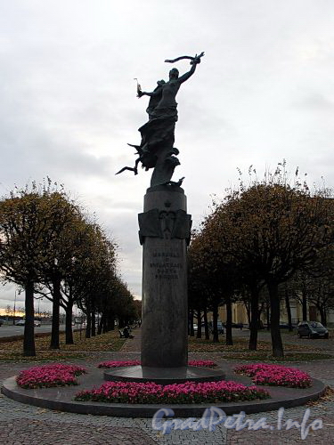 Памятник 300-летию Российского флота на Петровской набережной. Фото октябрь 2010 г.