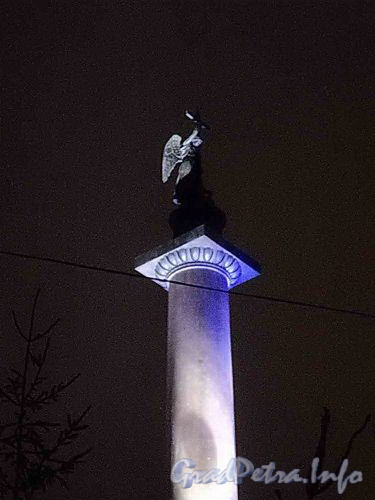 Дворцовая площадь. Новогодняя подсветка ангела на Александровской колонне. Фото январь 2011 г.