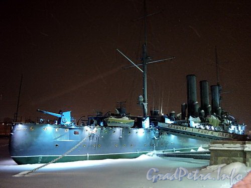 Крейсер «Аврора» в ночной подсветке. Фото январь 2011 г.