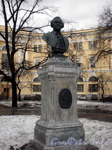 Бюст М. В. Ломоносова на площади Ломоносова. Фото март 2010 г.