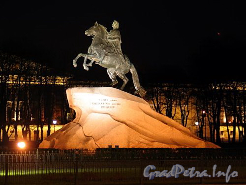 Памятник Петру I («Медный всадник») в ночной подсветке. Фото май 2010 г.