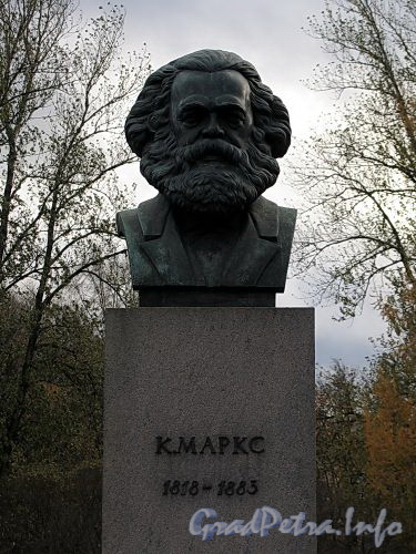 Бронзовый бюст Карлу Марксу в саду Смольного. Фото октябрь 2010 г.