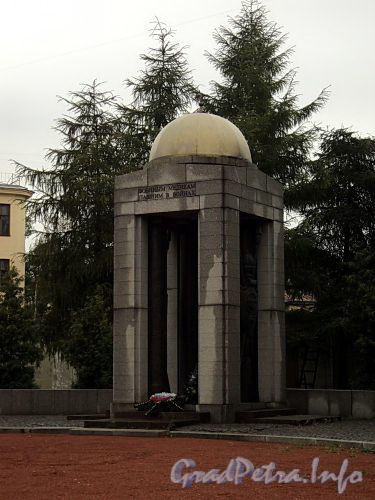Монумент «Военным медикам, павшим в боях» на площади Военных медиков. Фото август 2010 г.