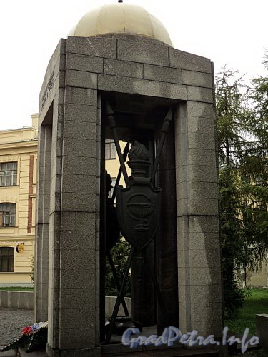 Монумент «Военным медикам, павшим в боях» на площади Военных медиков. Фото август 2010 г.
