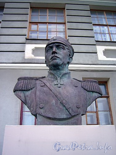 Бюст П. С. Нахимову у Нахимовского военно-морского училища. Фото сентябрь 2004 г.