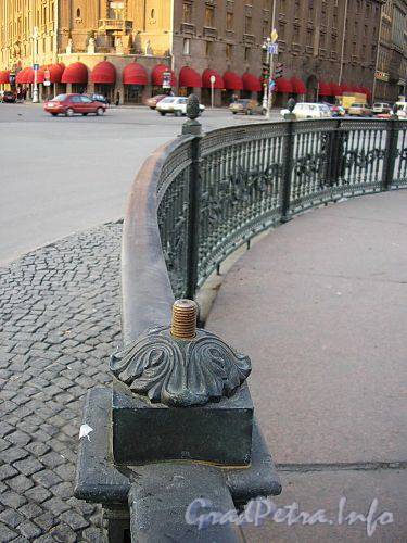 Утраченный элемент ограды памятника Николаю I на Исаакиевской площади. Фото апрель 2005 г.