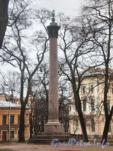 Колонна «Знатнейшим художествам» в саду Академии Художеств. Фото ноябрь 2009 г.