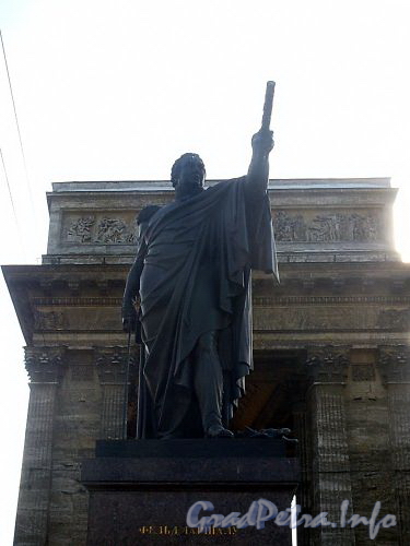 Памятник М. И. Кутузову у Казанского собора. Фото март 2004 г.