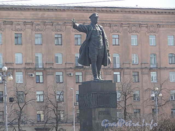 Памятник С. М. Кирову на Кировской площади. Фото декабрь 2011 г.