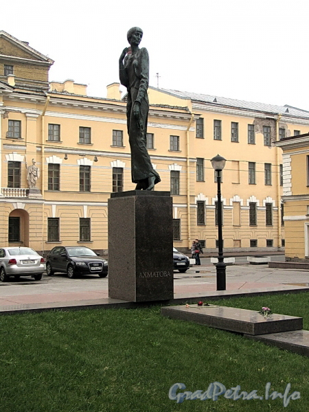 Памятник А. А. Ахматовой в сквере между набережной Робеспьера и Шпалерной улицей. Фото ноябрь 2011 г.