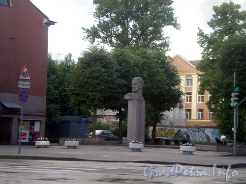 Памятник поэту Маяковскому В.В. на пересечение улицы Маяковского и улицы Некрасова. Фото 2008 г.