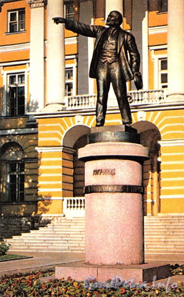 Памятник В. И. Ленину у Смольного. Фото Б. Круцко, 1970 г.
