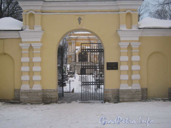 Вход на Никольское кладбище. Фото февраль 2012 г.