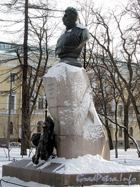 Памятник Н. М. Пржевальскому в Александровском саду. Фото февраль 2012 г.