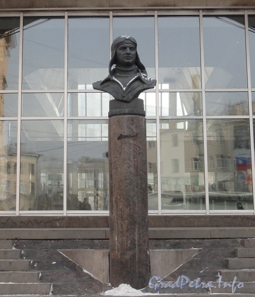 Бюст Валерия Павловича Чкалова на входе на станцию метро «Чкаловская». Фото март 2012 г.